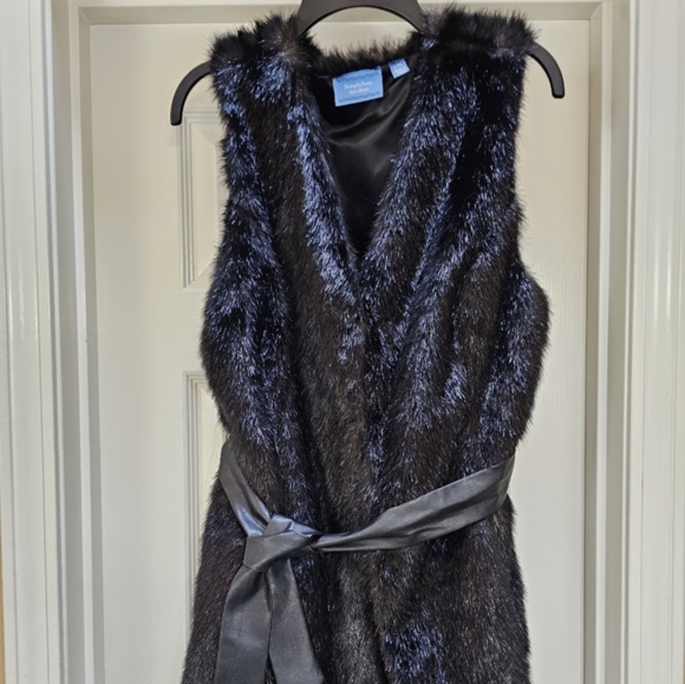 SIMPLY VERA FAUX FUR VEST - Never Worn